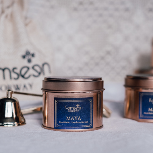Kamseen "Maya" – Duftkerze mit Pfingstrose, Apfel & Rose auf Moschus